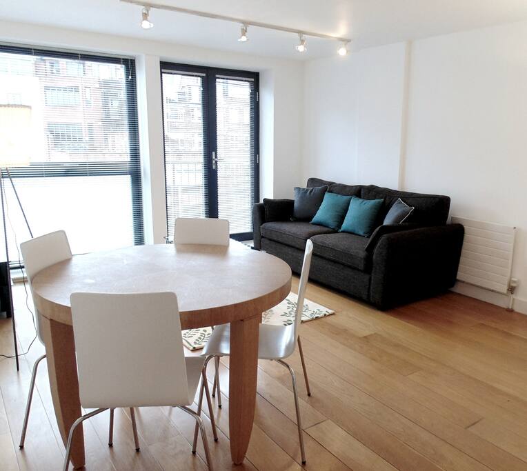 Lounge & Dining Area