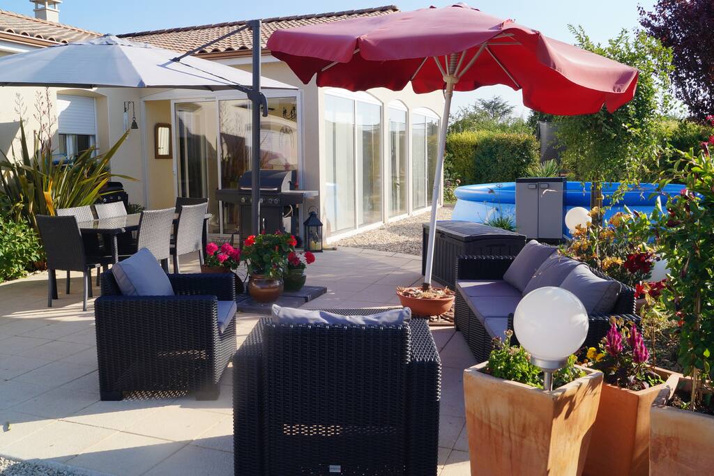 grande terrasse pour se détendre et prendre son petit déjeuner