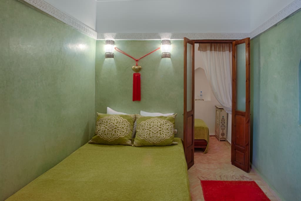 chambre de décoration purement traditionnelle marocaine.