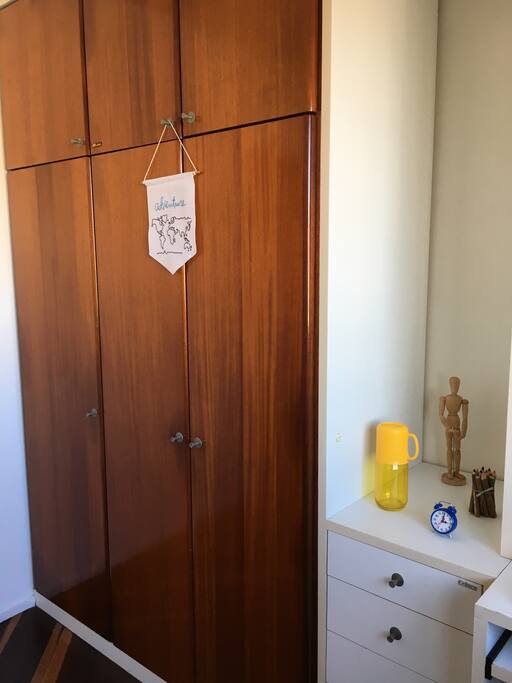 Amplo armário para guardar seus pertences.