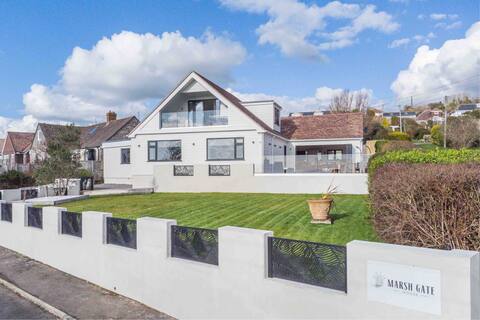 Spacious, luxury family holiday home with sea view