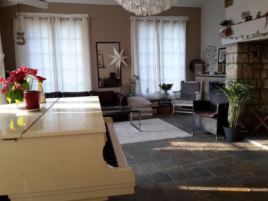 grand séjour de 45 m² avec piano quart de queue