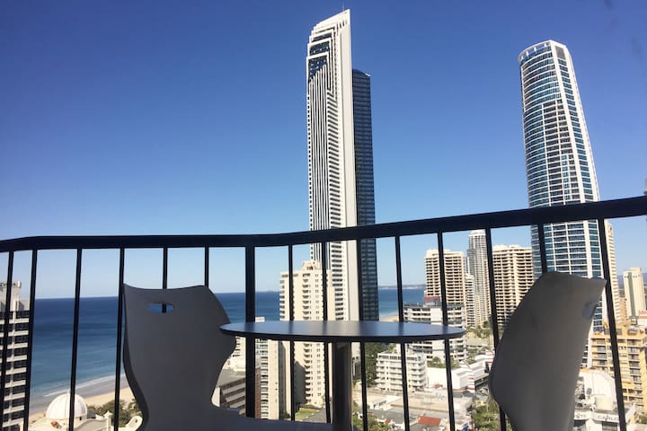 Sub-Penthouse Studio- balcony views, free internet