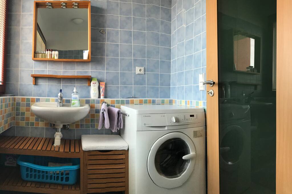 Light and large bathroom with a huge window for positive mornings.