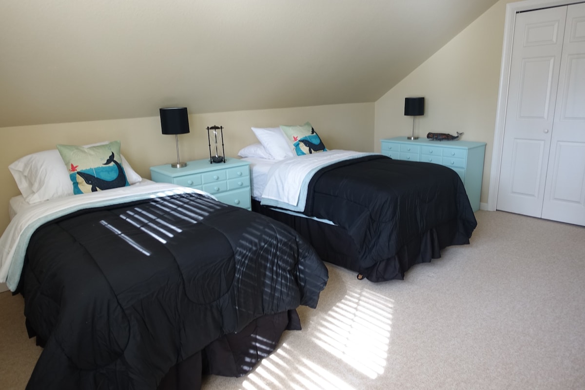 spálňa s oddelenými posteľami, televízorom a DVD prehrávačom