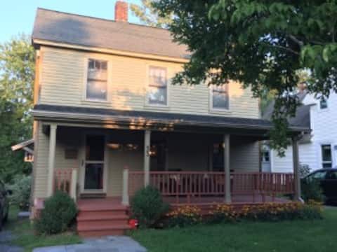 Charming Middlebury Village Home-Walk to Campus