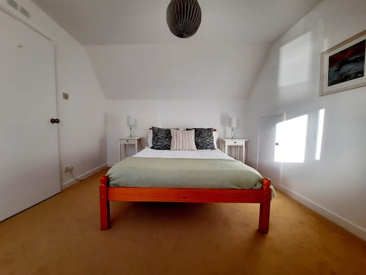 Ფართო ორადგილიანი ოთახი კარადათი, საკიდებითა და უჯრებით.