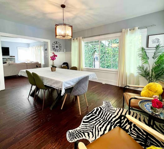 House with backyard & parking close to universal