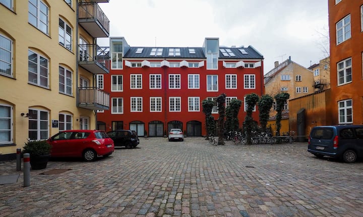 Ideal for couples & small groups by Nyhavn canals