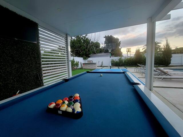 LUXURIOUS SUPER HOST HOLLYWOOD HOUSE, POOL HEATER gallery image 2