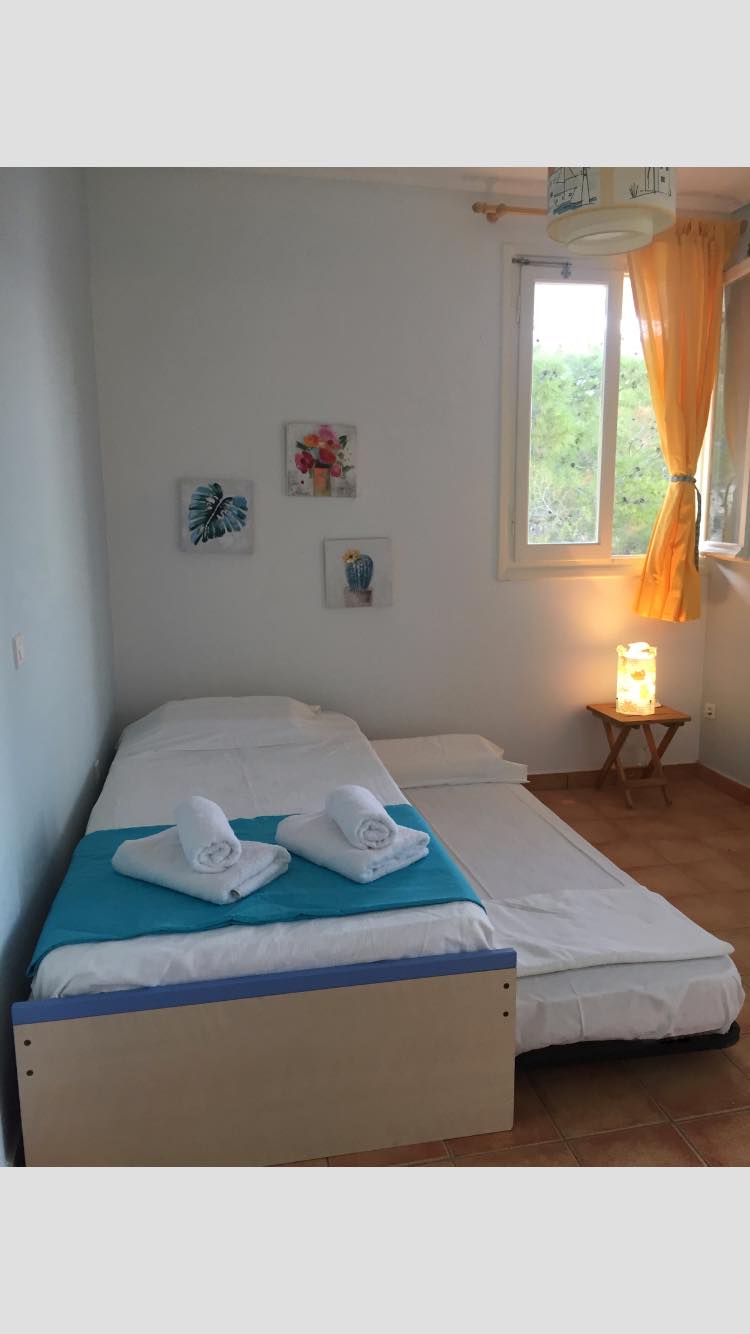  Second bedroom with 2 single beds