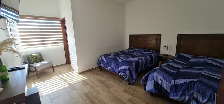 ห้องนอนทีวีชั้นล่างขนาด 32 "พร้อม Wi-Fi และเคเบิลทีวี