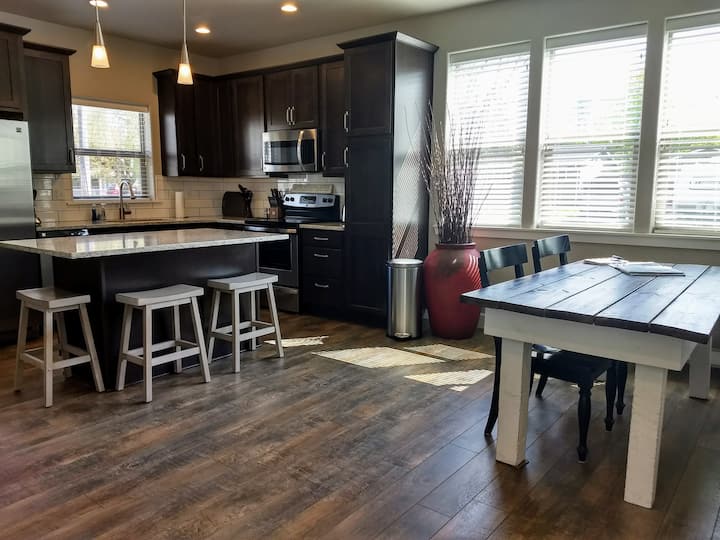 3 BR Townhouse in S Sandpoint with 2 Car Garage 3 BR Townhouse in S Sandpoint with 2 Car Garage