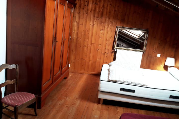 2号卧室配有140张和90张床，还有一张儿童床