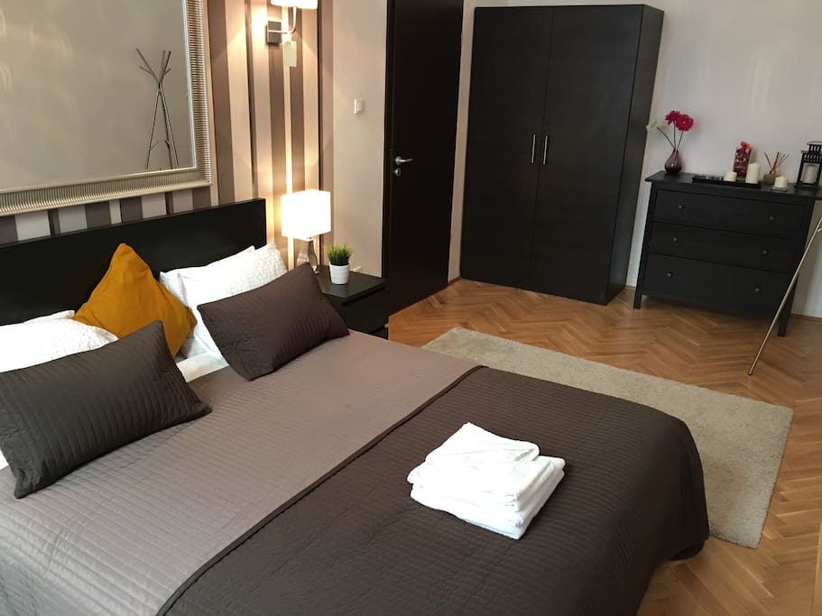 Your own large private room with comfy large king size bed, fresh linen, dressing gowns and towels provided. Lots of storage. Bright and airy room overlooking Kazinczy Utca.