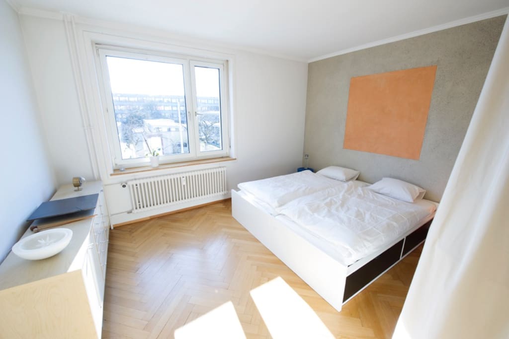 Schlafzimmer mit 2 Grossen Betten