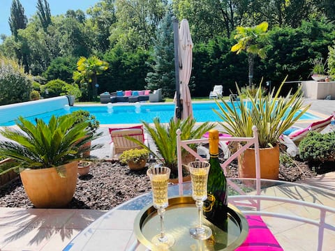 Sublime air-conditioned villa, park & large pool