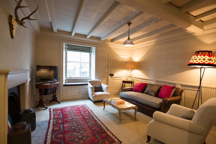 Charming comfy central cottage with parking
