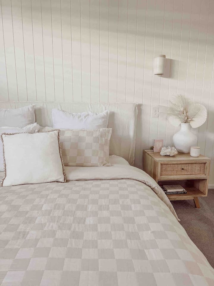 Dhomë gjumi kryesore e kompletuar me krevat dopio "king", gardërobë dhe me madhësi të plotë me banjë dhe dush dopio 