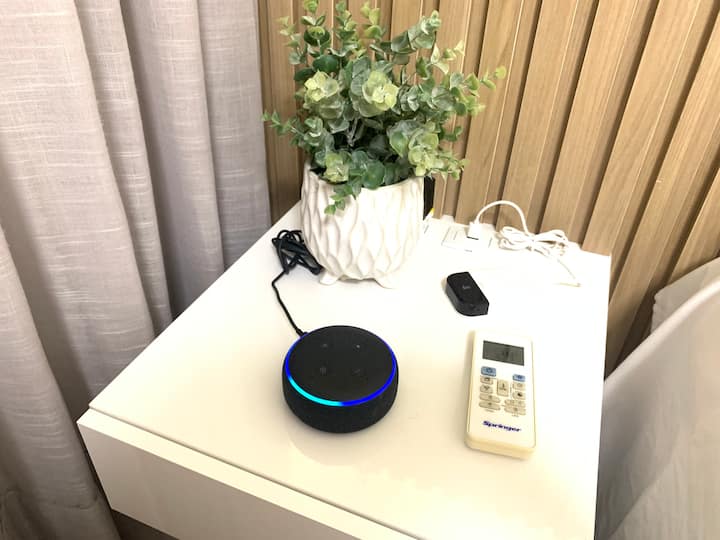 Alexa არის სამაცივრე ჰაერის მართვის პულტი: ორადგილიანი საძინებელი. 