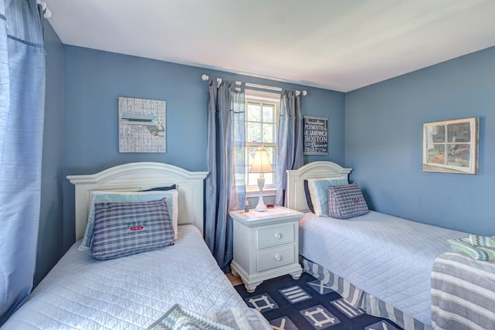 ห้องนอนชั้นล่างมีเตียงแฝด 2 หลังวิวบึงสวยงาม