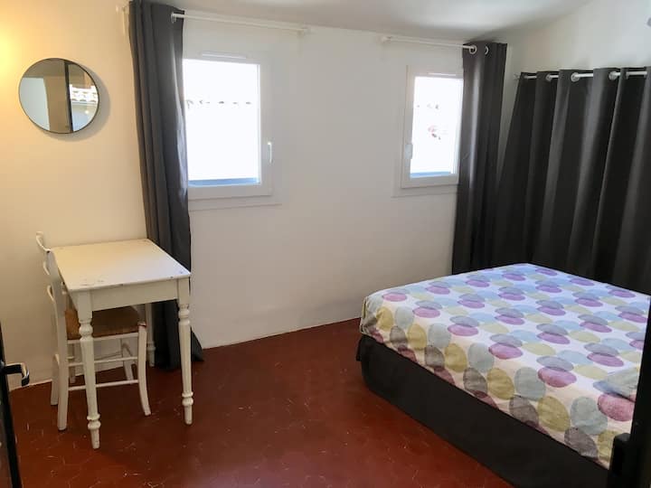 Საძინებელი, პატარა სამუშაო მაგიდით და საგარდერობო ოთახით, ლამაზი კალაპოტით/ კარით და კონდიციონერით, როგორც დანარჩენი ბინა 