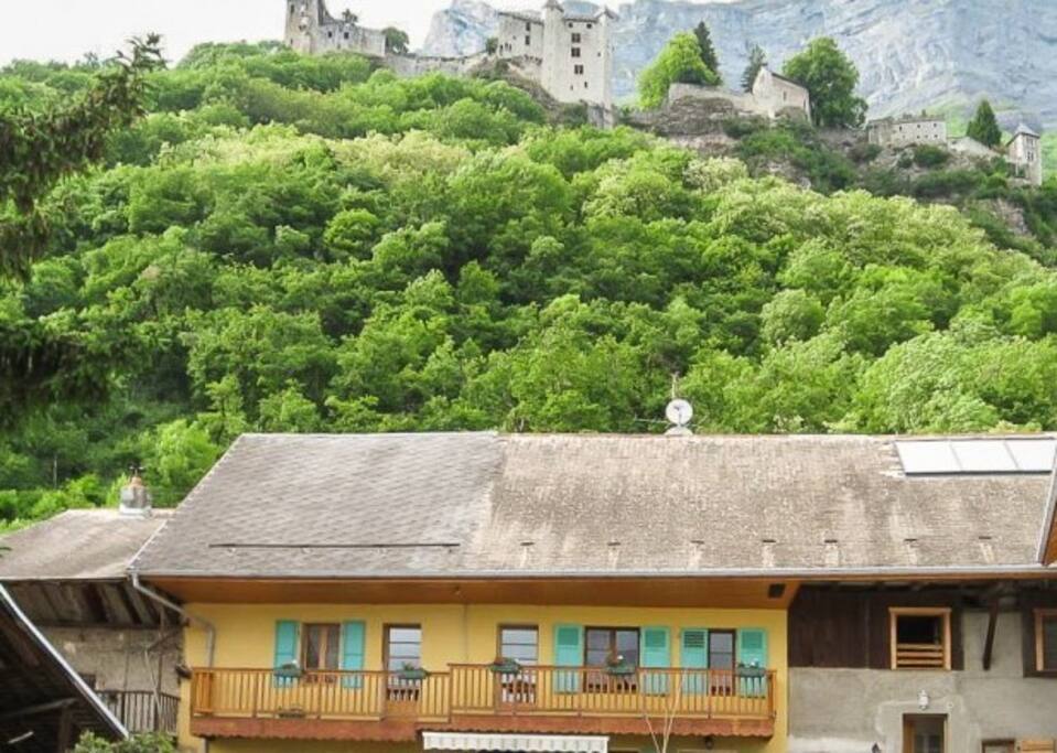 Extérieur avec le Château de Miolans