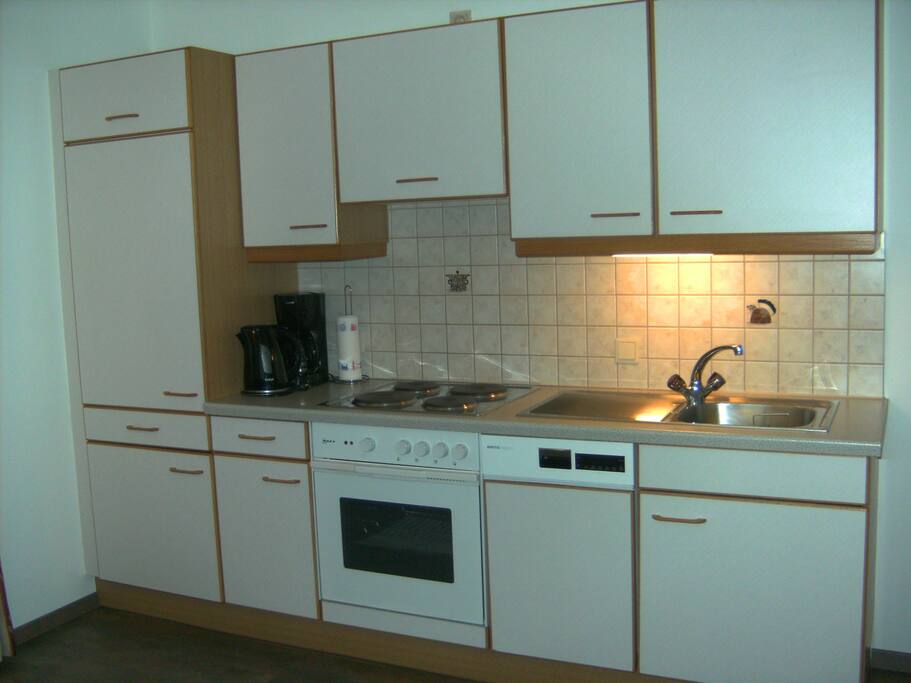 Küche mit Backofen und Geschirrspüler