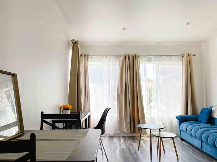 One-bedroom Bright Guesthouse W/ Workspace - El Monte