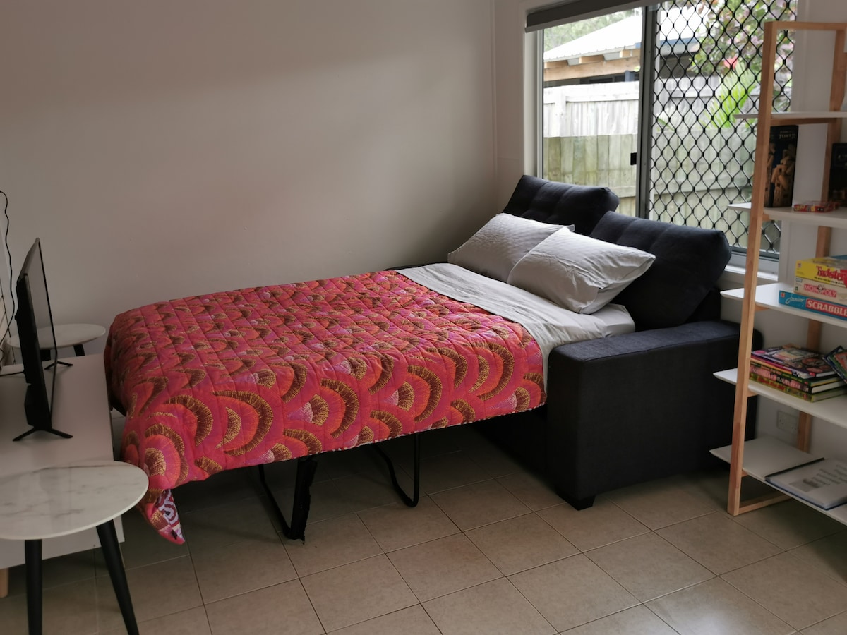 سرير أريكة مزدوج قابل للطي مع مرتبة علوية إضافية