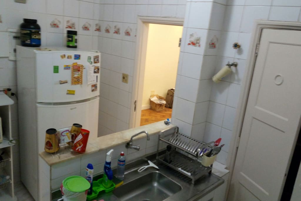 Cozinha pequena e funcional. Geladeira ótima e microondas.