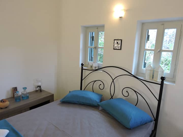 Dy nga katër dritaret gjithsej të shtëpisë, ofrojnë "shumë dritë natyrale gjatë gjithë ditës.