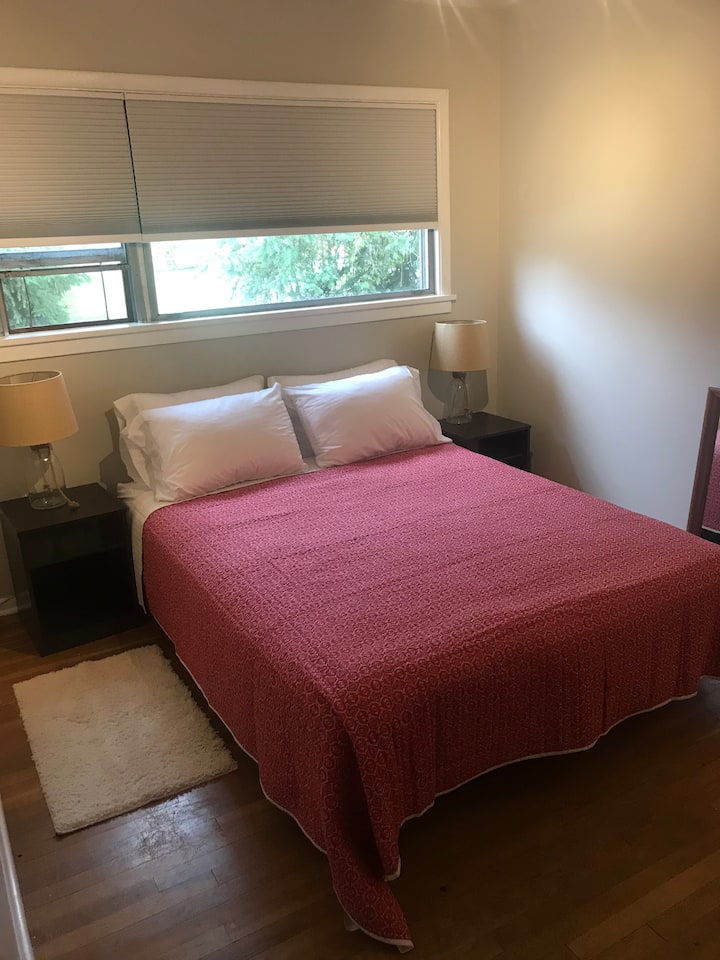 Schlafzimmer #1.  Queensize-Bett.