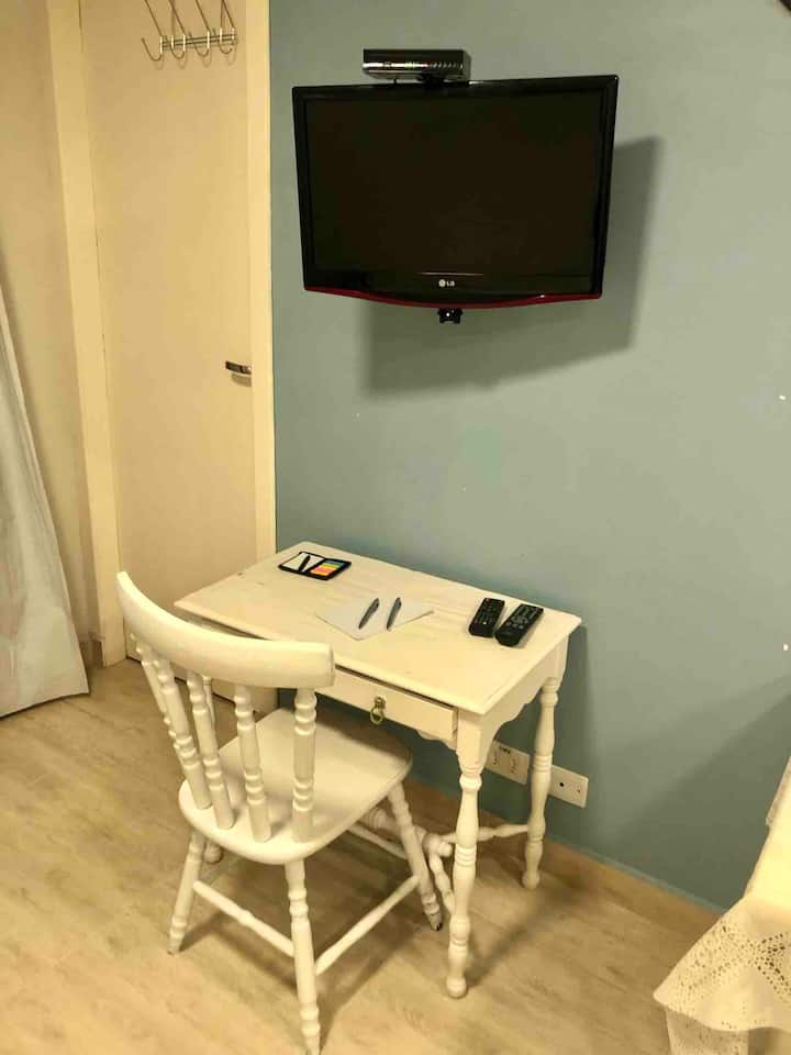 Домашно офис пространство с телевизионен монитор