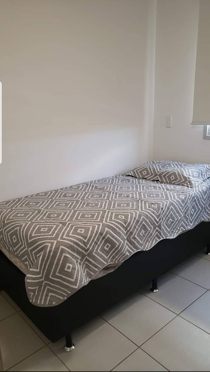 Spálňa 3 - jednolôžková posteľ, šatník, zatemňovací záves v spálni, klimatizácia a stropný ventilátor. V tejto miestnosti je možné umiestniť detskú postieľku pre deti.