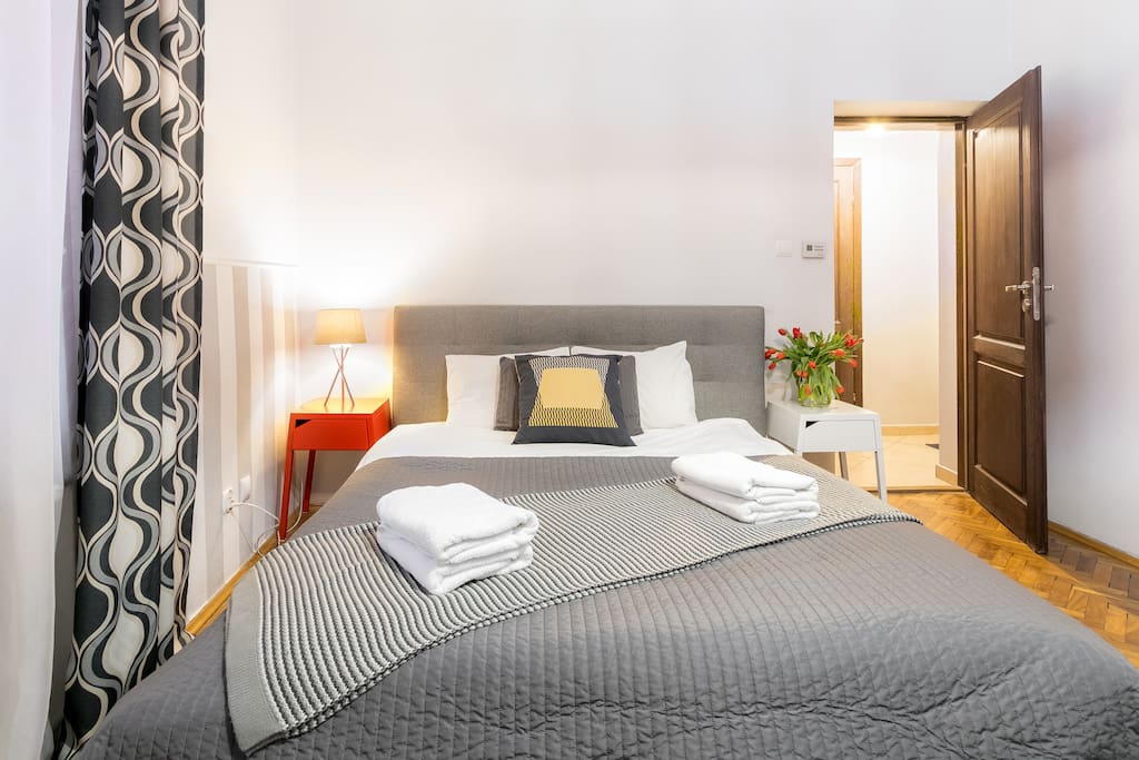 the double bed in the apartment