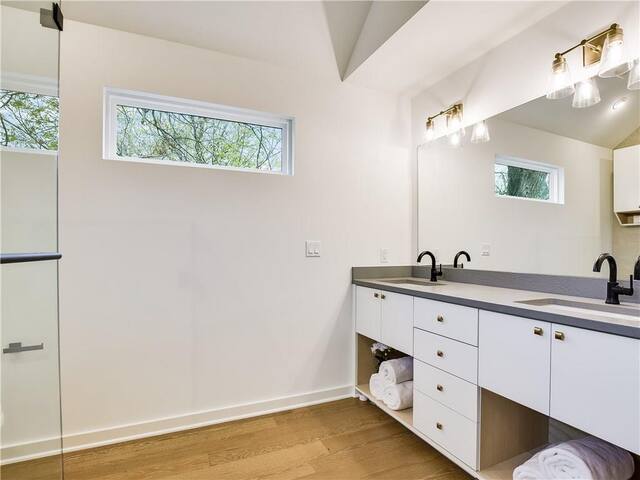 Modern WALKABLE Central Austin FREE PARKING trail gallery image 5