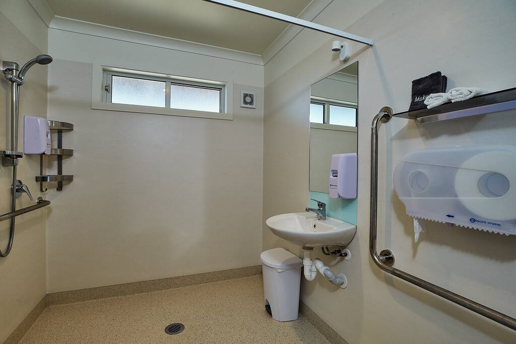 Shared Bathroom For Swallows Nest and Sleepy Hollow Guest Rooms