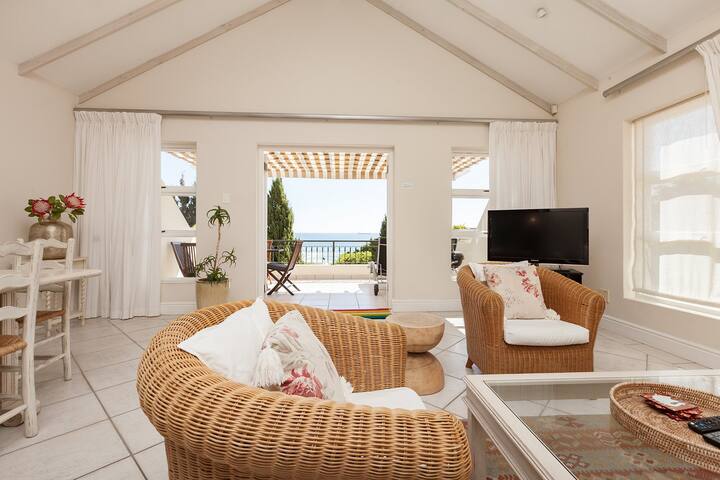 Top Floor Apt – 3 mins walk to beach