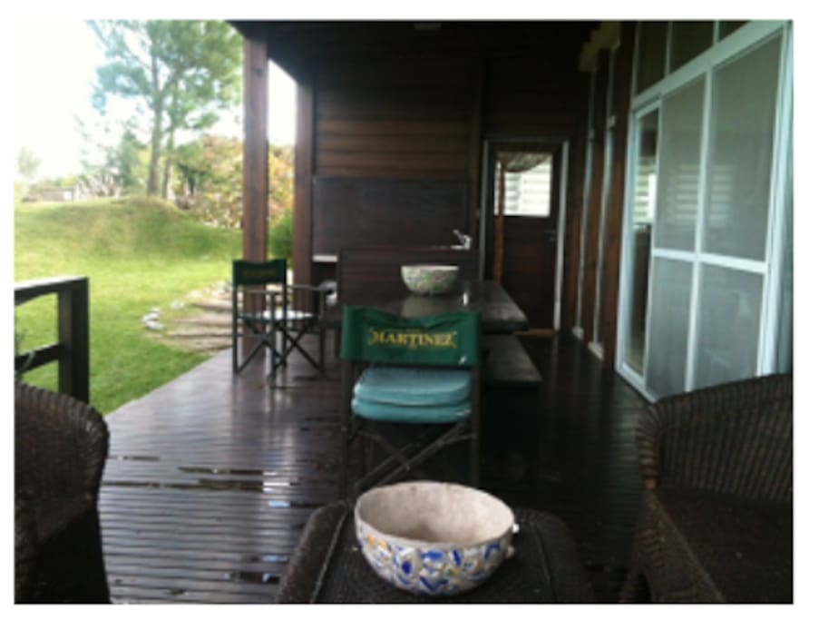 Deck con mesa, living exterior y parlla