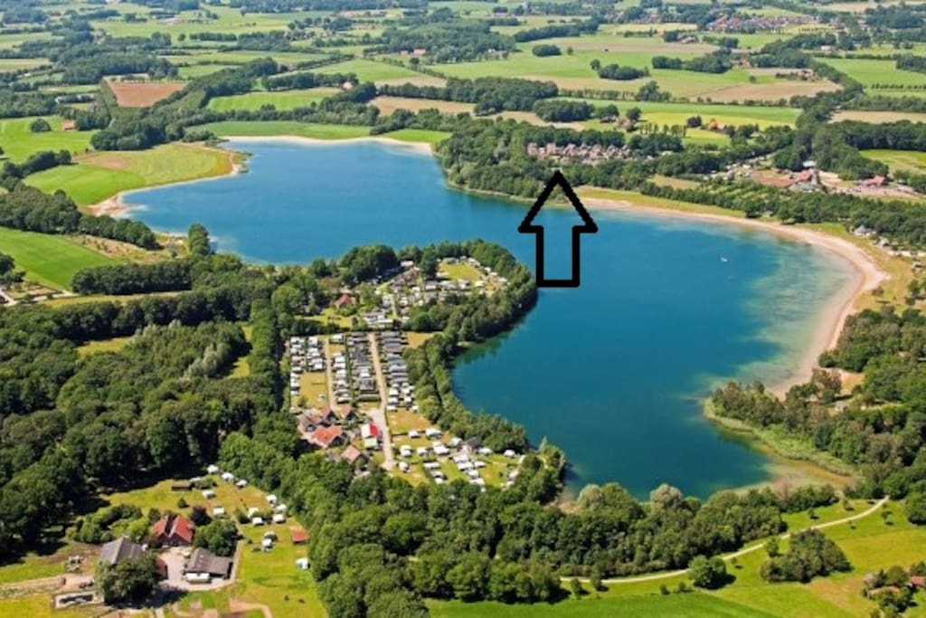 The house is very close to the sandy beach of lake Hilgelo