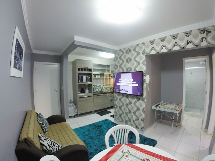 Sala com TV smart de 42 Pol
Sofá cama
Mesa com 4 cadeiras para lanches e refeições.
Ar condicionado