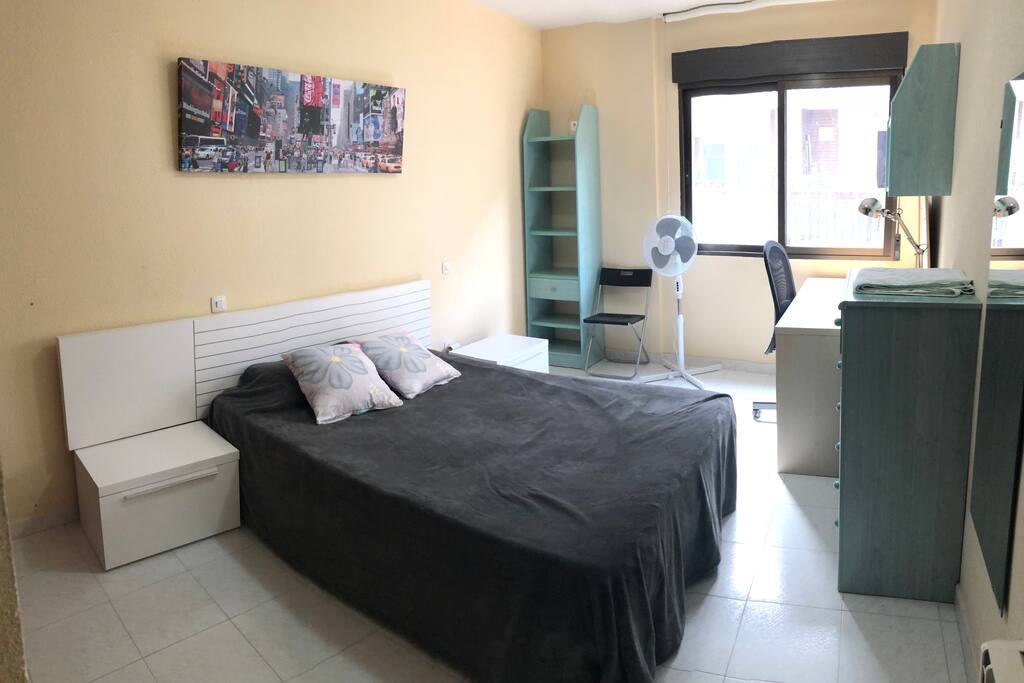 Habitación con cama doble , armario y ventilador