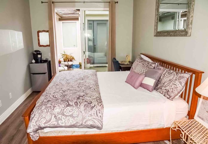Private suite w/ king bed 1/2 way between LA & SF