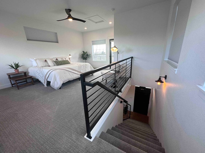 Chambre, lit King Size, chaise de lecture 