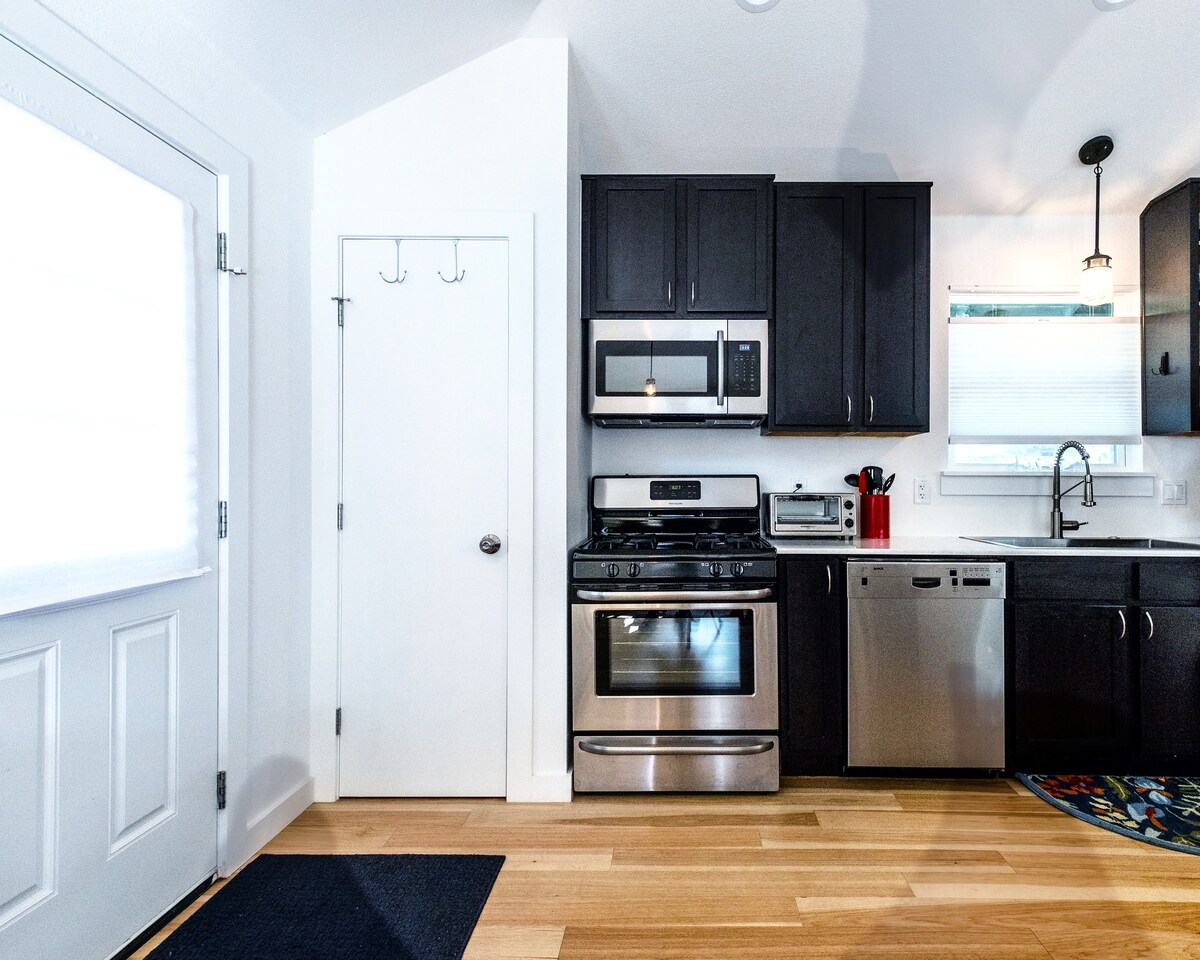 Bright & Cheery Casita Perfect for Visiting Family