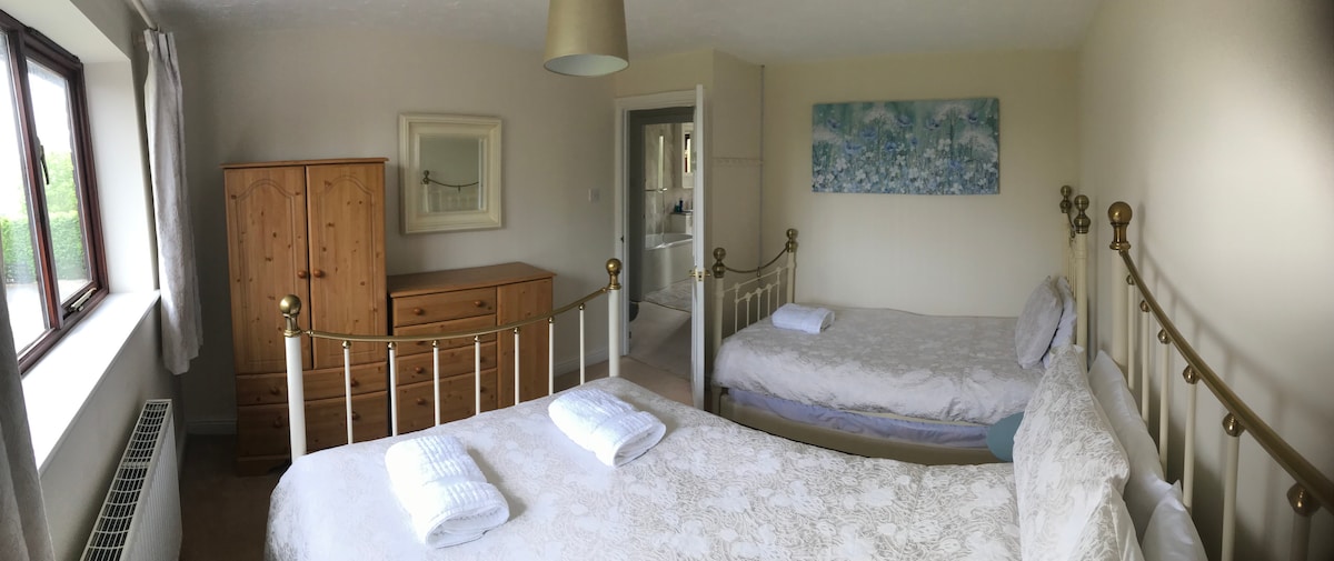 Chumba cha 4 cha kulala cha watu wawili na kimoja kimoja kikiwa na kitanda kimoja cha chini ya kitanda kimoja. Kikausha nywele, konda kwa WARDROBE na rafu (kifua cha droo / WARDROBE ilifutwa sasa). Kikausha nywele. Mwenyekiti. Meza za kando ya kitanda na taa.