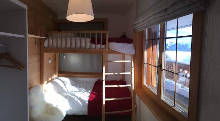La chambre avec les lits superposés (attention 195 cm au lieu de 200 cm de longueur) avec vue sur la terrasse et les Dents du Midi. 