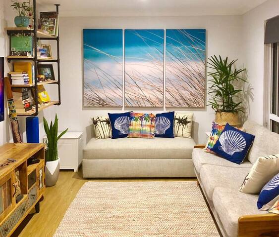 Peregian Beach Retreat /Pet friendly free Netflix. gallery image 3