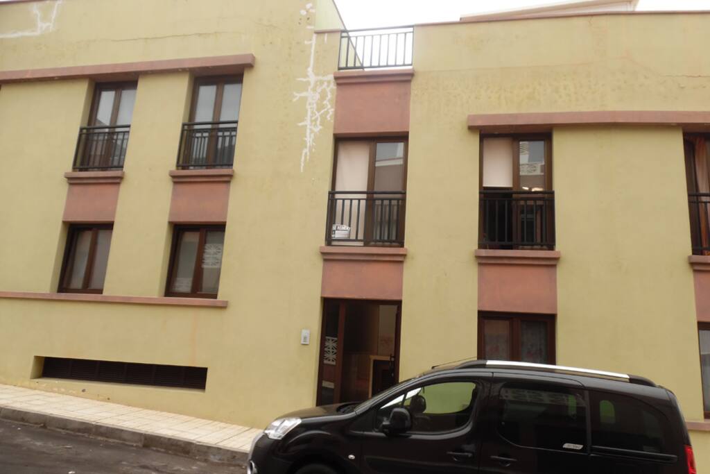 La fachada del edificio Tamaduste, está a 3 minutos de la piscina natural.